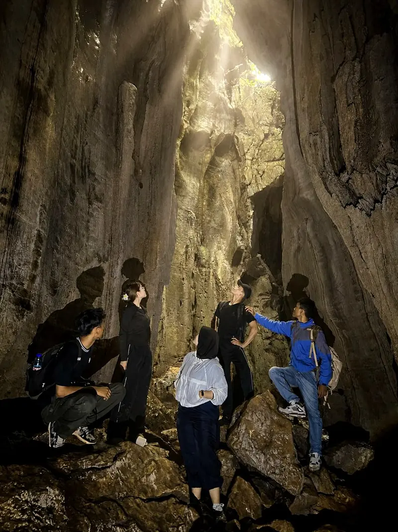 Cahaya masuk ke dalam Bat Cave
