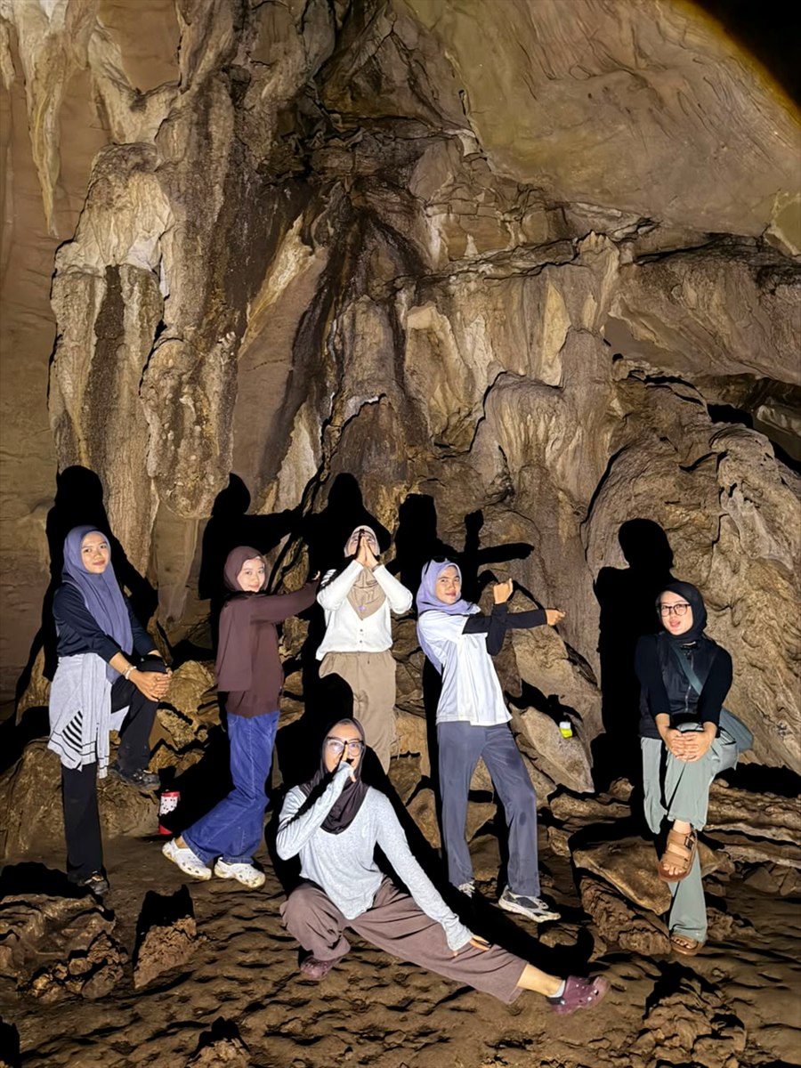 Kelompok peserta berfoto di dalam Bat Cave